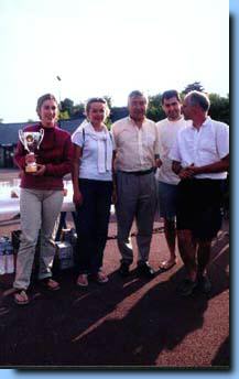 Remise de la coupe  l'quipage gagnant